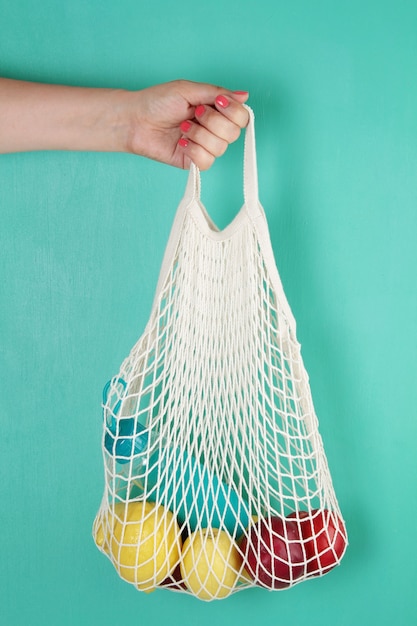 Sac de magasinage réutilisable avec citrons, fruits et bouteille en verre. Zéro déchet, concept sans plastique.