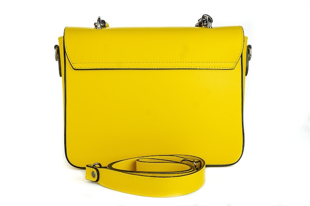 Sac à main en cuir jaune pour femme avec poignée supérieure isolé sur fond blanc