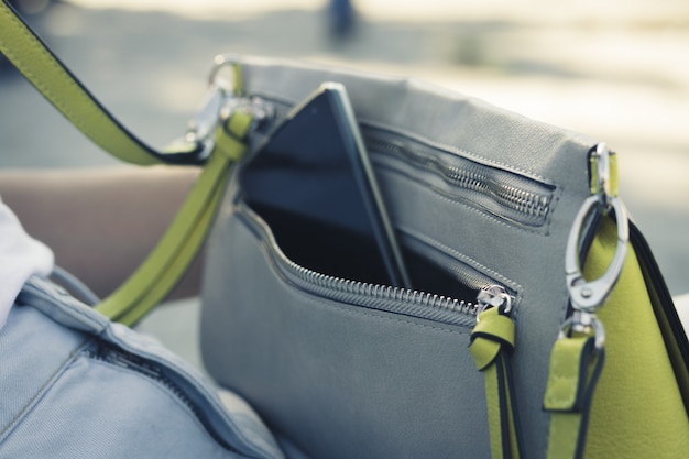 Sac à main féminin avec le téléphone dans la rue se bouchent