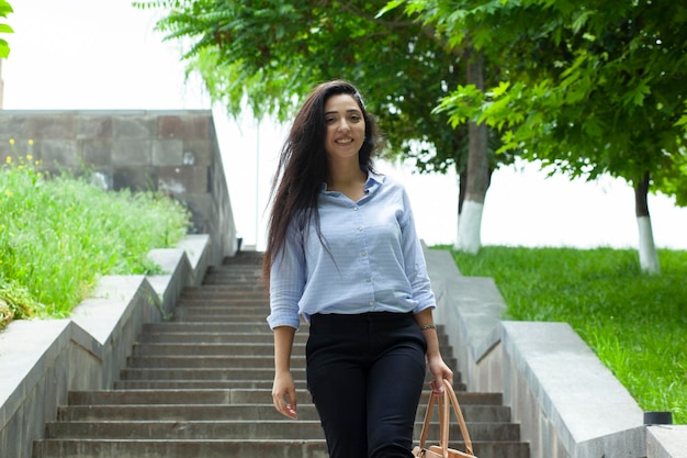 Sac à main femme dans les escaliers