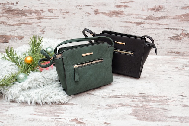 Sac à main femme vert et marron sur fond de bois