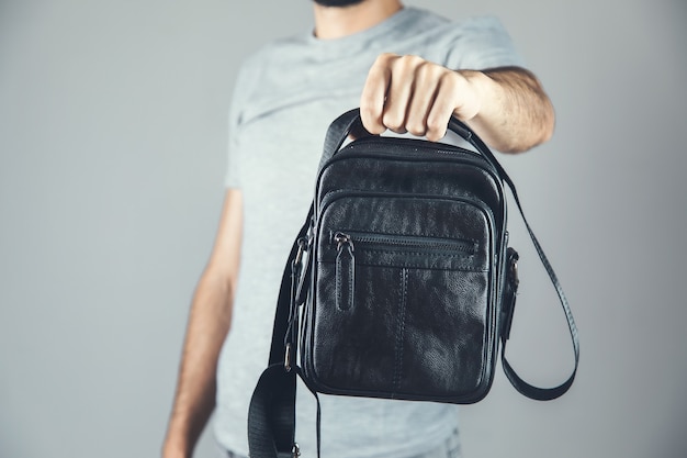 Sac à main homme noir sur gris