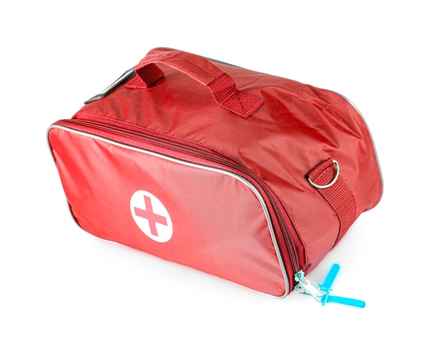 Sac médical avec croix rouge isolé sur blanc