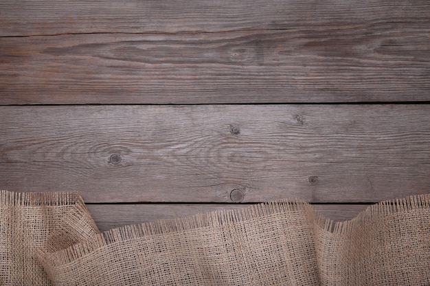 Un sac naturel sur bois gris, toile sur table en bois gris