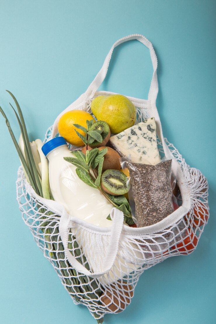 Photo sac naturel écologique avec fruits et légumes biologiques.