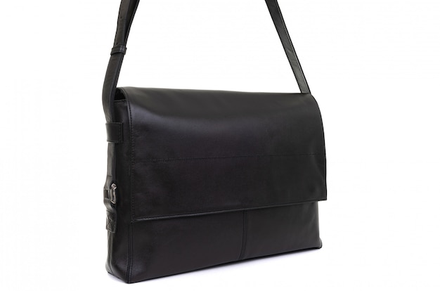 Sac noir en cuir femme isolé sur fond blanc