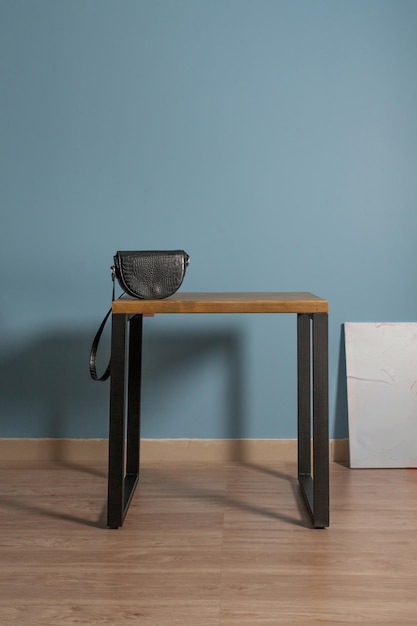 Sac noir sur une table en bois dans un magasin