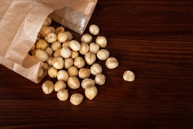 Sac de noisettes sur table en bois