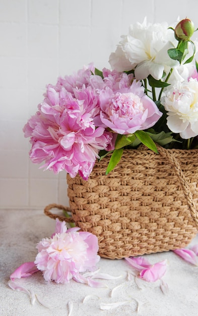 Sac en osier avec fleurs de pivoine