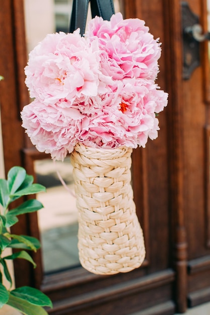 Sac panier avec pivoines roses