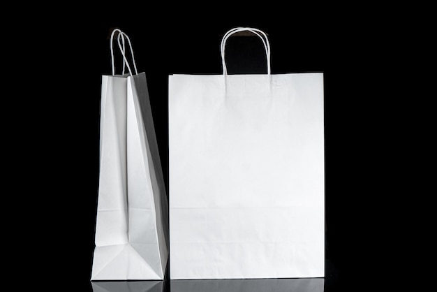 Sac en papier artisanal recyclable pour les achats de cadeaux et de plats à emporter maquette sur fond noir Respectueux de l'environnement que les sacs en plastique à usage unique