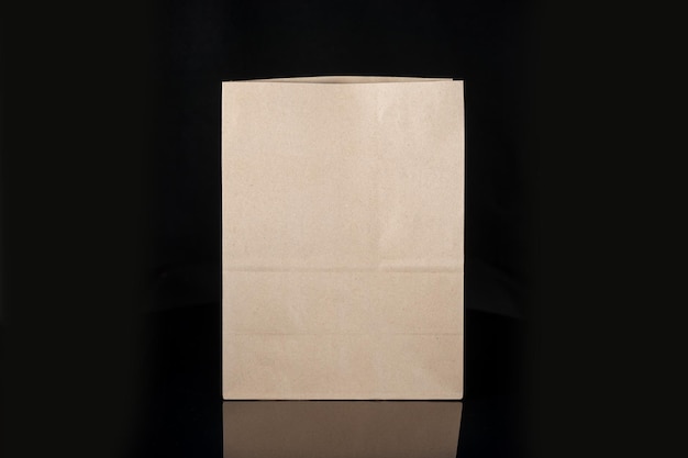 Sac en papier artisanal recyclable pour les achats de cadeaux et de plats à emporter maquette sur fond noir Respectueux de l'environnement que les sacs en plastique à usage unique