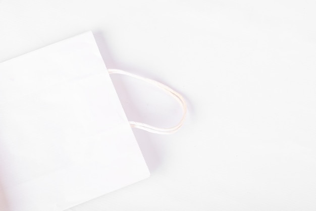 Sac en papier blanc sur dos blanc. utiliser des sacs en papier pour les achats au lieu du concept de polyéthylène