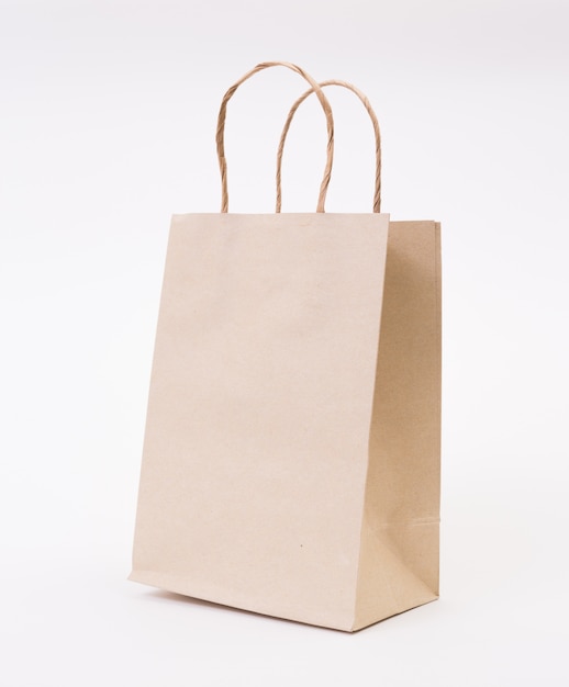 Sac en papier brun sur blanc