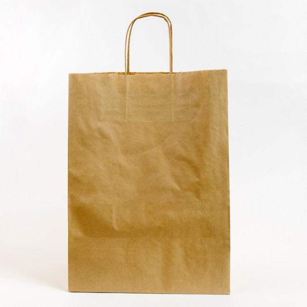 Sac en papier brun sur fond blanc