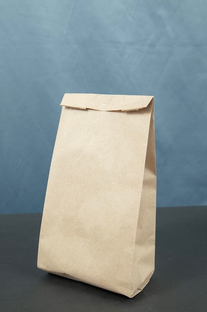 Sac en papier brun sur fond bleu Emballage pour la nourriture