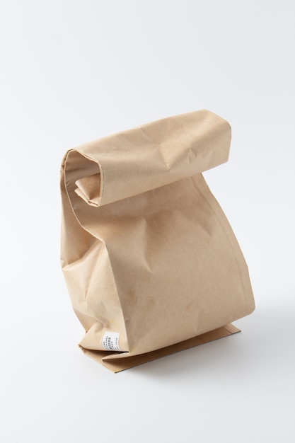 Sac en papier brun isolé sur fond blanc