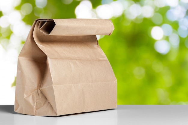 Sac en papier brun simple pour le déjeuner ou un repas sur la table