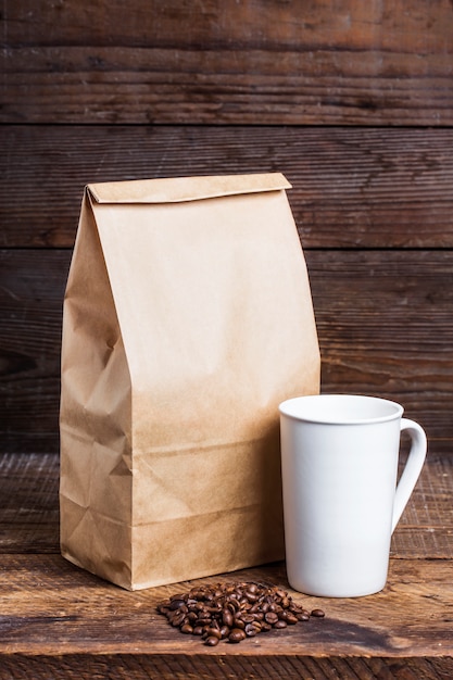 sac de papier brun avec une tasse