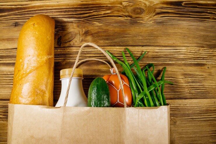 Photo sac en papier avec différents aliments sur une table en bois vue supérieure concept d'achat d'épicerie