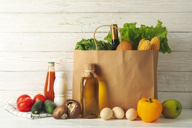 Sac en papier avec différents produits alimentaires