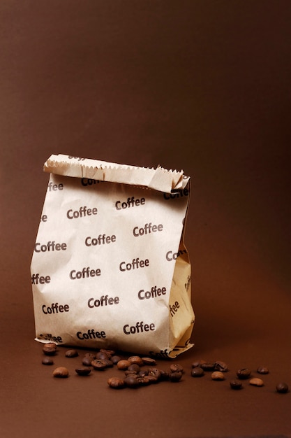 sac en papier avec du café, sur fond marron