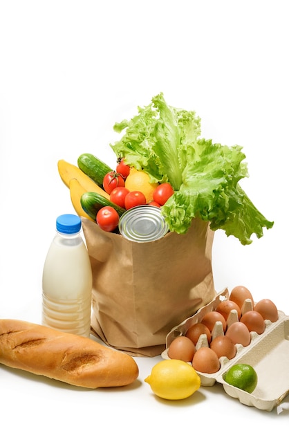 Sac En Papier Avec épicerie, Bouteille De Lait Et Emballage D'oeufs Isolé Sur Blanc