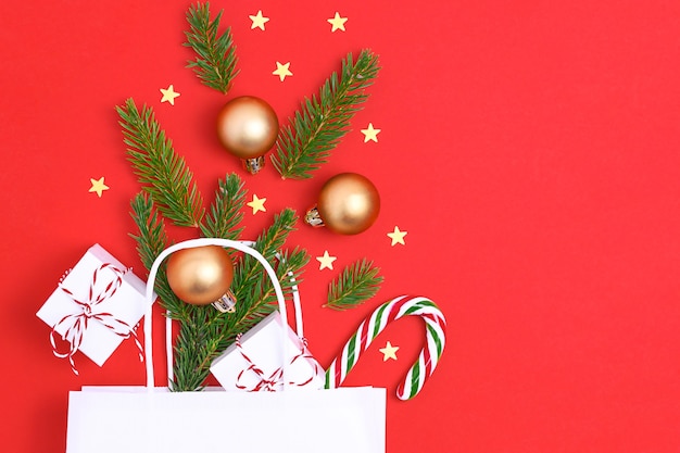 Sac En Papier Sur Fond Rouge Avec Des Boules De Boîte-cadeau Concept De Préparation De Cadeau De Noël Arbre De Noël