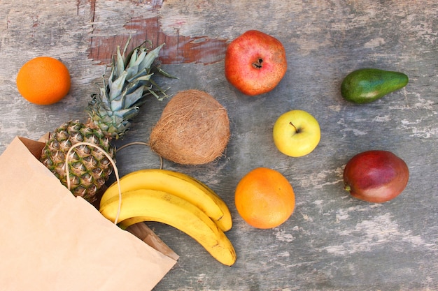 Sac en papier avec fruits et légumes