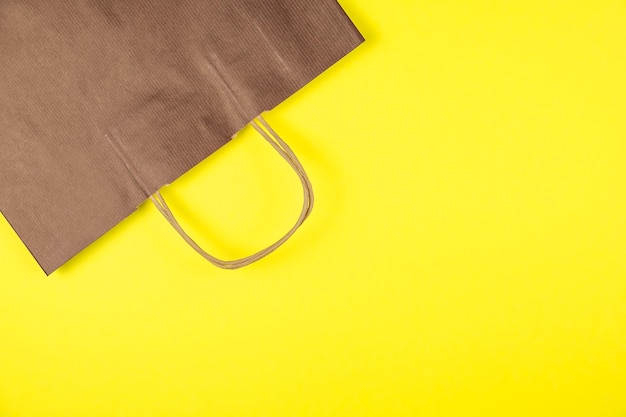 Sac en papier sur jaune