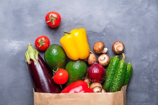 Sac en papier avec légumes