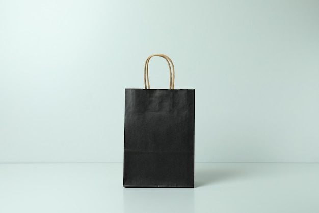 Sac en papier noir sur blanc