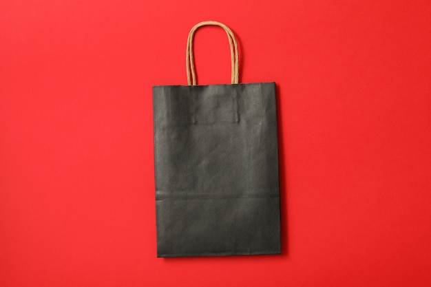 Sac en papier noir sur rouge