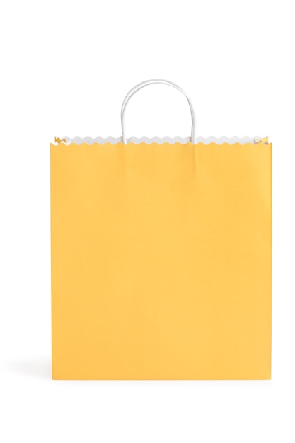 Sac en papier à poignée jaune isolé sur blanc