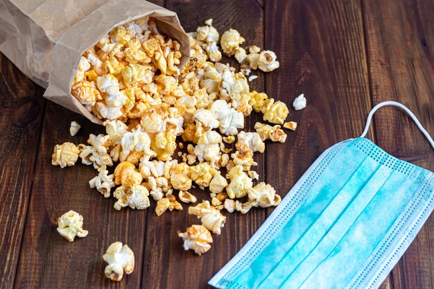 sac en papier avec pop-corn