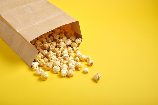 Sac en papier Popcorm sur fond jaune