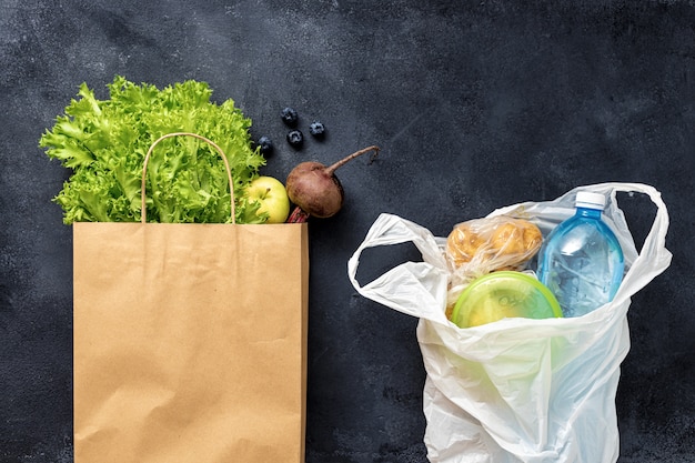 Sac en papier avec des produits d'épicerie et un sac en plastique