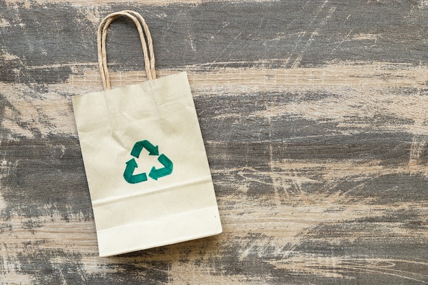 Sac en papier recyclé sur fond de bois ancien, concept écologique et durable