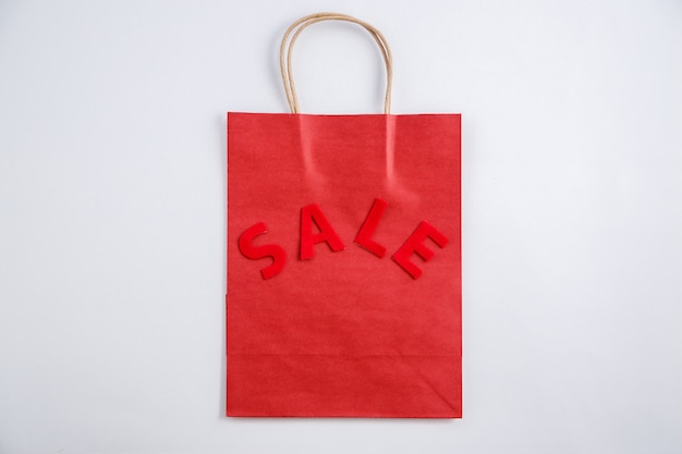 Sac en papier rouge sur fond blanc