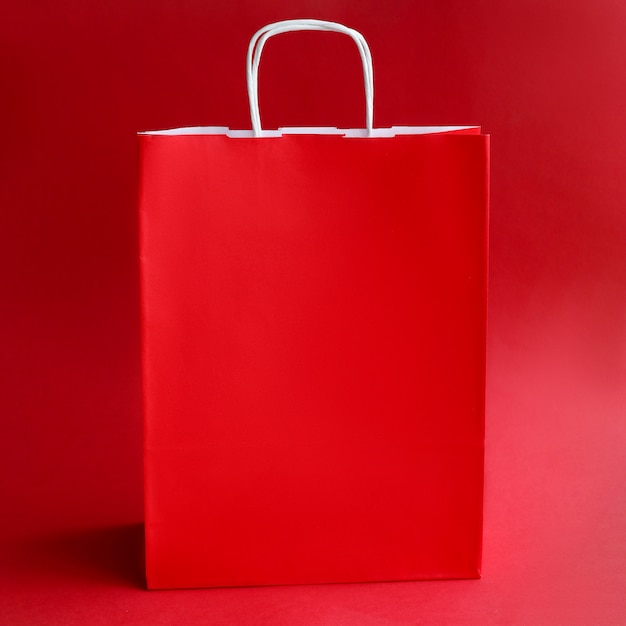 Sac en papier rouge avec poignées gros plan shopping