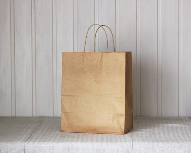 Sac en papier sur la table sur fond clair