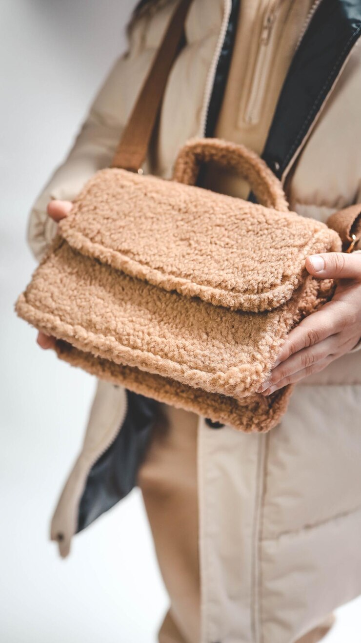 Un sac en peluche à la mode pour enfants entre les mains d'une fille