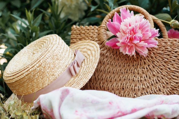 Un sac de pique-nique et un chapeau de paille, le concept des pique-niques d'été des femmes