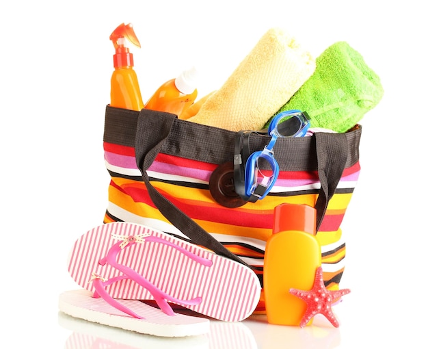 Sac de plage avec accessoires de plage isolé sur blanc