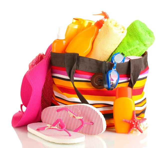 Sac de plage avec accessoires de plage isolés sur blanc