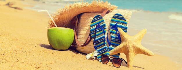 Sac de plage et noix de coco en mer