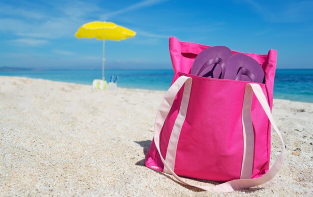 Sac de plage rose sur le sable