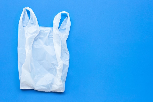 Photo sac plastique blanc sur fond bleu avec fond