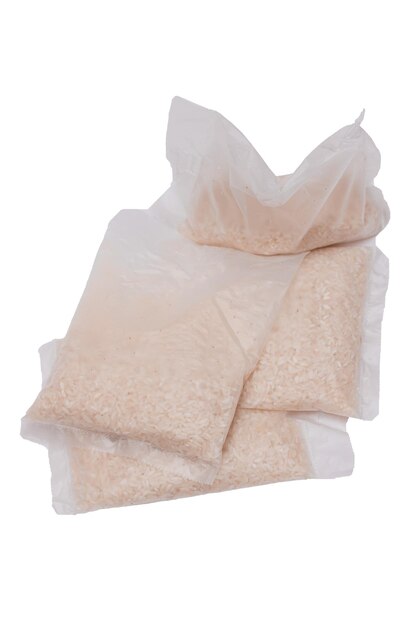 Photo un sac en plastique de riz à grain long blanc isolé sur blanc