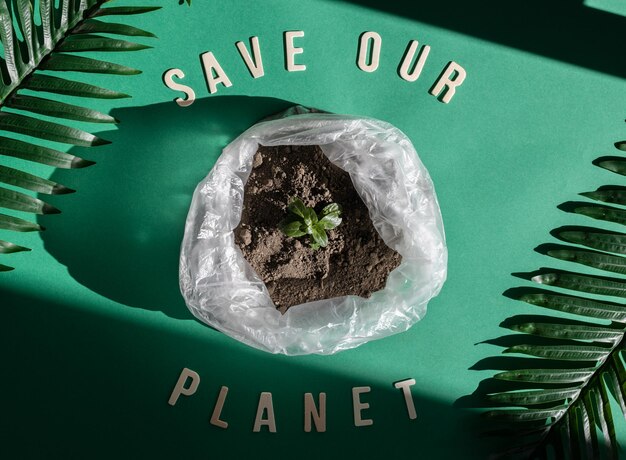 Un sac en plastique avec de la terre sur fond vert